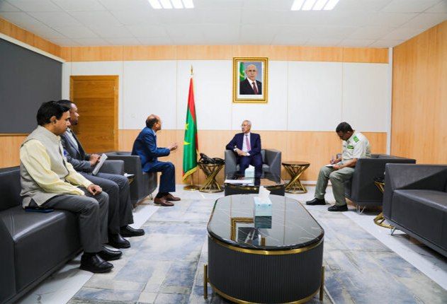 وزير الدفاع يبحث مع السفير الهندي تعزيز التعاون