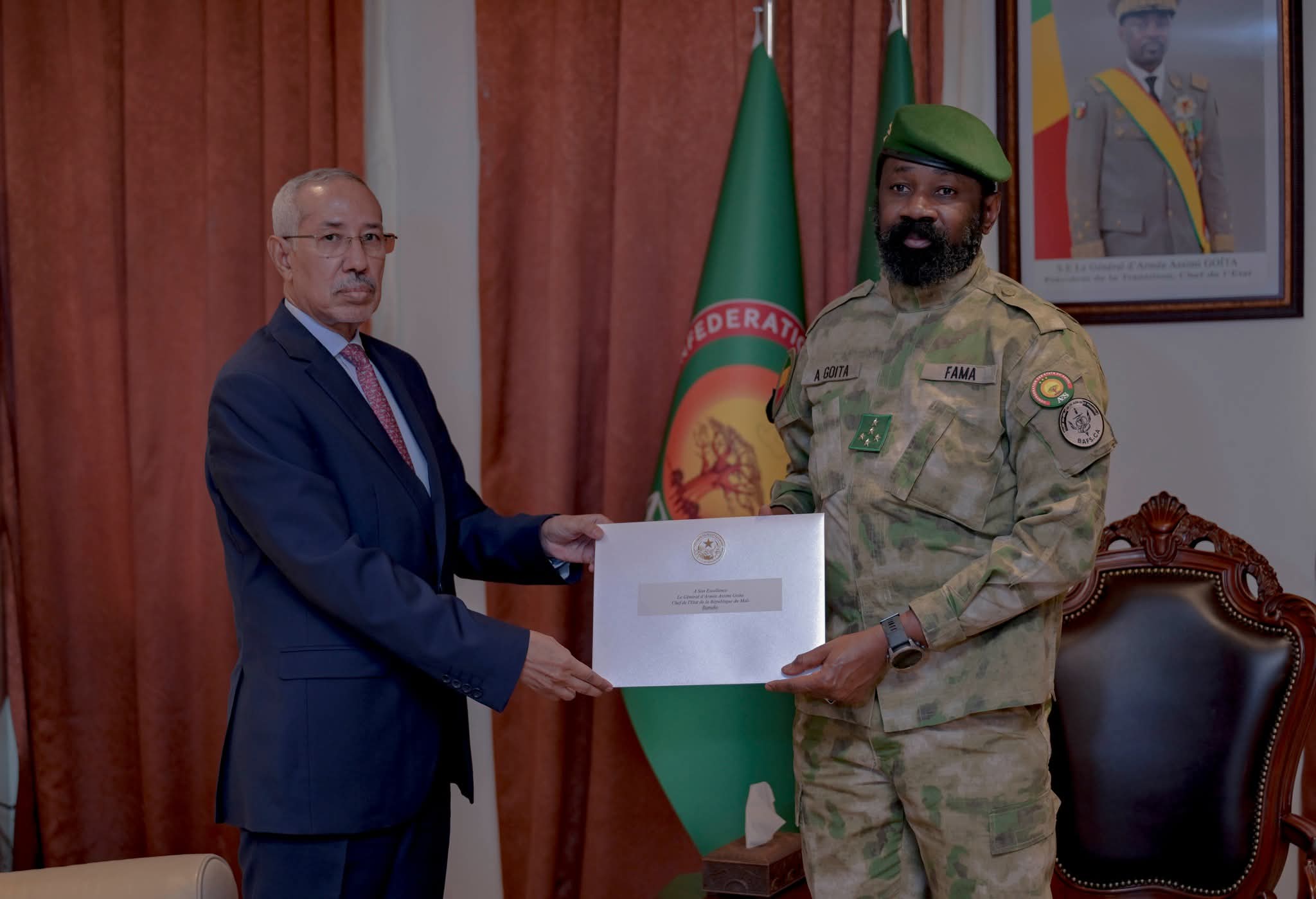 وزير الدفاع يسلم رسالة خطية من الرئيس غزواني إلى رئيس المرحلة الانتقالية في مالي