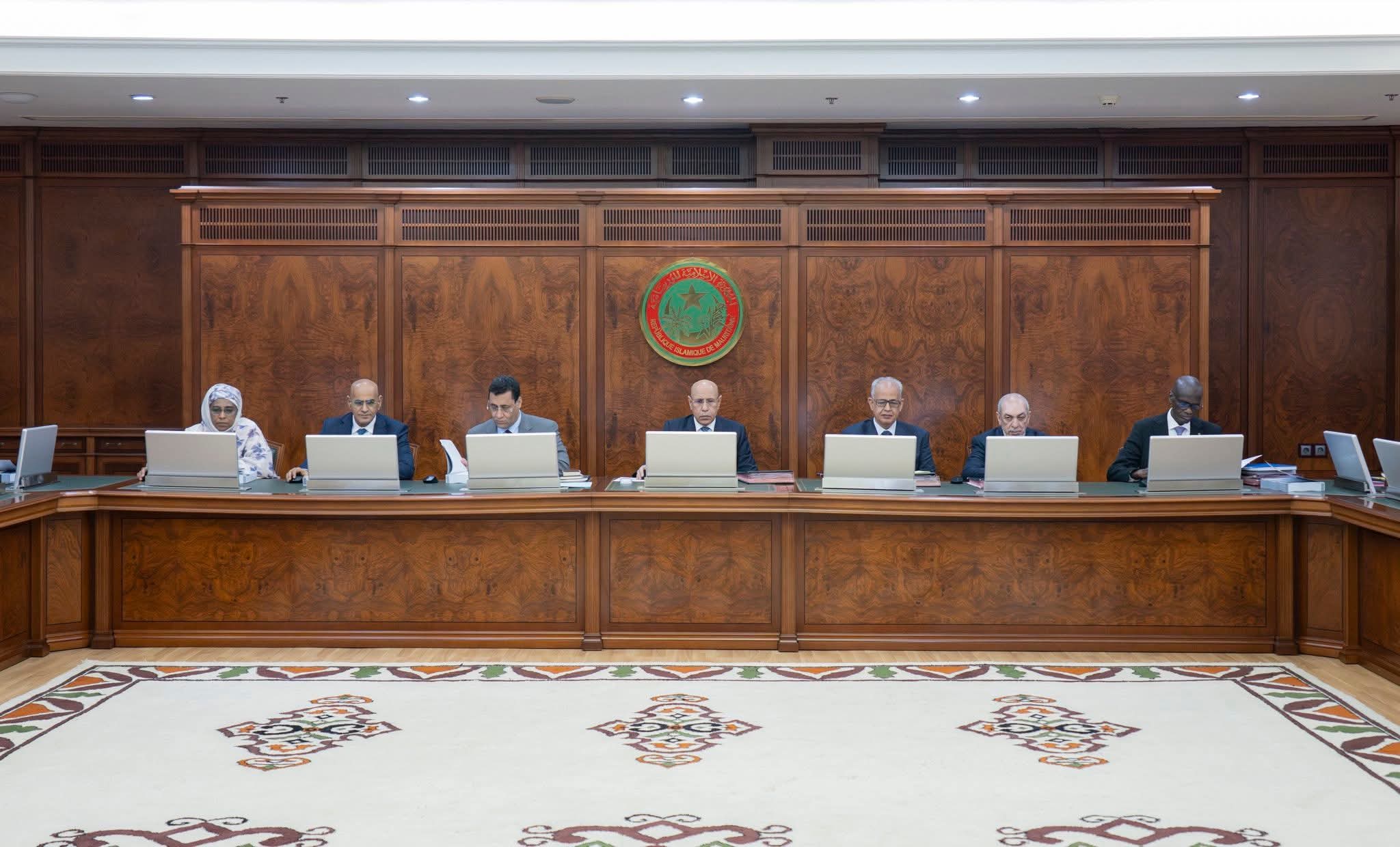 مجلس الوزراء يصادق على مجموعة من مشاريع المراسيم ويتخذ إجراءات خصوصية(بيان)